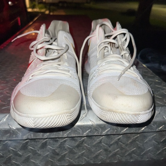 White and gold Nike kyrie 3s size 13 little dirty no scuffs or cresses - Picture 4 of 4
